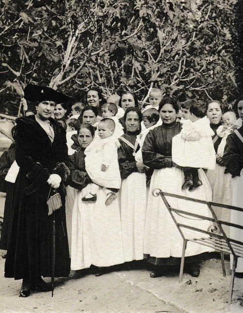 La reina Victoria Eugenia visita el asilo de Nuestra Señora de las Mercedes en marzo 1917. Gelatina sobre papel baritado. Patrimonio Nacional. Madrid, Archivo General de Palacio.