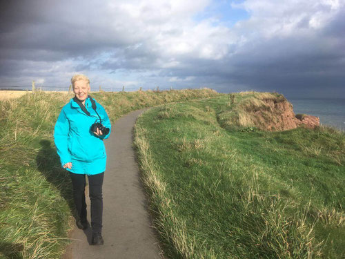 "Vom Winde verweht" beim Spaziergang an den Arbroath Cliffs 