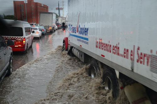 Überflutete Strassen in der Stadt des Grauens