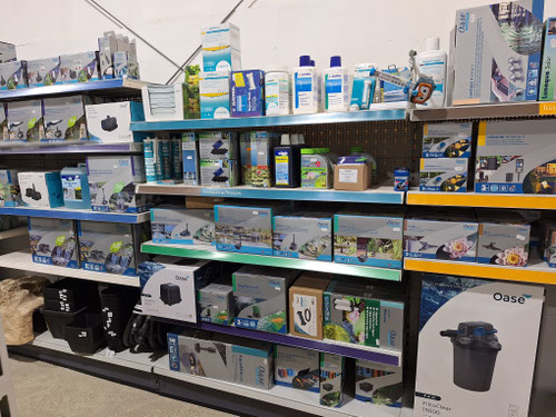 Verschiedenes Teichzubehör im Regal
