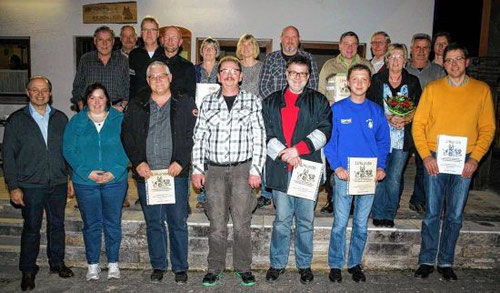   Zahlreiche Mitglieder des Gebrauchs- und Schutzhundevereins Walldürn wurden im Rahmen der Jahreshauptversammlung für ihre langjährige Treue geehrt. © Stieglmeier 