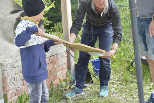 Jedes Kind holt selbst seine Pizza aus dem Lehmofen - Sommer-Ferienprogramm St. Georgen bei Salzburg - Camilla Harfmann