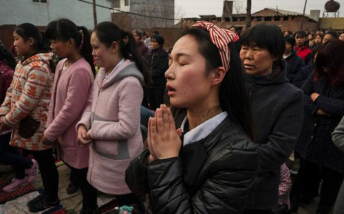 Fieles católicos viven en China una situación de persecución.