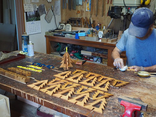 幸せの青い鳥クリスマスツリーオイル塗理作業