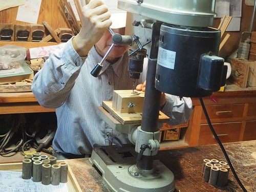 オオタカ笛製作中１～ボール盤での穴あけ～