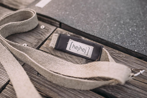 The strap of the most sustainable yoga mat bag is easily detachable.
