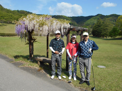 足利城ゴルフ倶楽部4番ティーの藤棚