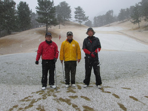 足利カントリークラブで雪の中プレーして来ました