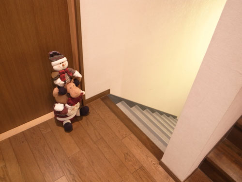 教室の中に入ると、スノーマンが方向をさしてますね。地下でしょうか...?