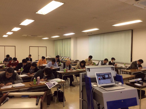 手書きお礼状を必死に書いている図