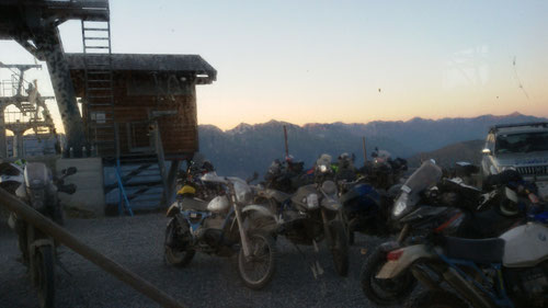 vista da dentro il rifugio comodamente a tavola