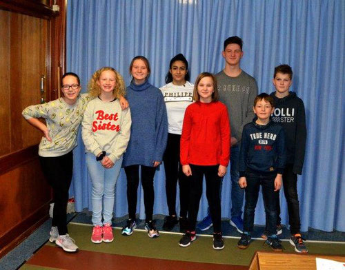 v.l. Anjetta, Leni, Charlotte, Jenna, Vasily und Nils. Vorne in Rot Emilia Sophie, daneben Julian, die beim Nachwuchswettkampf teilgenommen haben.