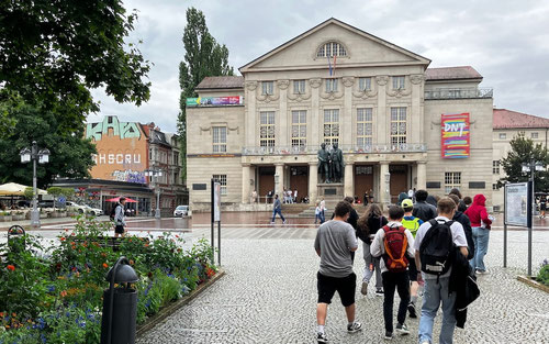 Schüler und Schülerinnen auf dem Theaterplatz in Weimar