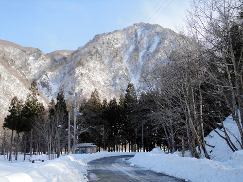                                                                                                                                            　　　　　　　　　　　　　　　　　　　　　　　　　　　　  2017.1.8　少雪で県道191号は登山口まで積雪なし