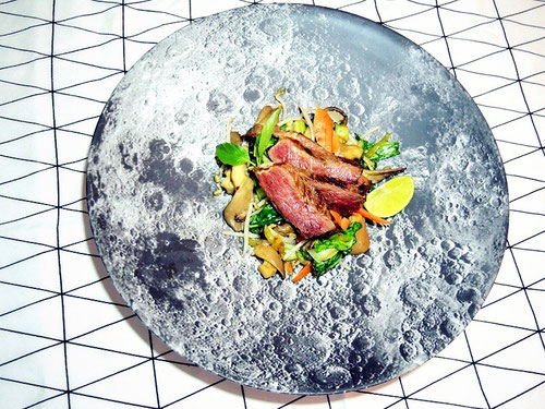 Teriyaki Steak & Veggies auf der Servierschale "moon" von kikkerland
