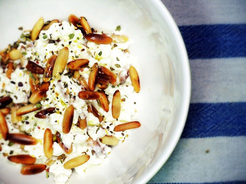 Hüttenkäse mit gerösteten Pinienkernen