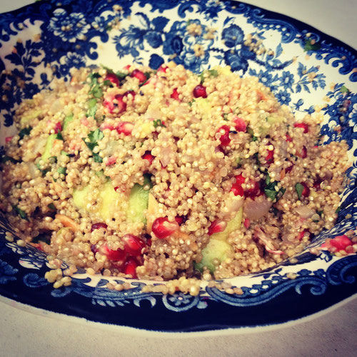 Quinoa-Avocadosalat mit gerösteten Mandeln & Granatapfel