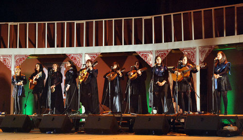 La Tuna de Señoritas en el escenario del Anfiteatro del Festival Nacional del Folklore de San Bernardo