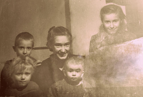 Jakob, Aneta, Ida, vorne Rosa und die kleine Erna
