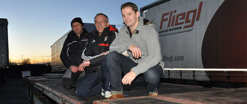 Ortsbesichtigung: Kunstturner Sebastian Mirz mit Trainer Werner Klöpper und Fliegl-Mitarbeiter Manfred Frank (von rechts), der bei der ersten Testfahrt am Steuer des 470 PS-starken Sattelauflegers saß.