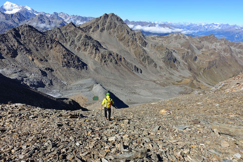 Schuttiger Abstieg zu Pt. 2'783. Beim kleinen Gletschersee, entsteht die Gamsa.