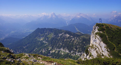 Blick zum Watzmann. In der Bildmitte erkennt man gut den Abstiegsweg nach Maria Gern.