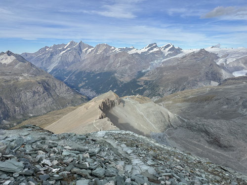 Blick zurück auf den Wanderweg und die Bergbahnstation Schwarzsee. Unten im Tal das dicht bebaute Zermatt.