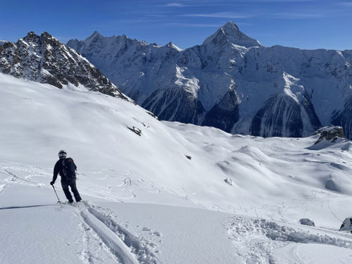 2025/02: Abfahrt mit Sicht auf das Bietschhorn hinunter zur Lauchernalp im Lötschental (CH/VS).