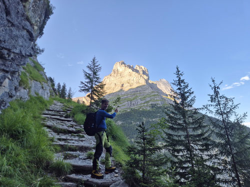 Auf dem Hüttenweg zur Schreckhornhütte. Der Blick zieht immer wieder zum Eiger hin.