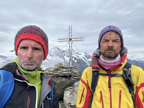 2025/07: Bad-Dudes mit dem Gipfelkreuz des Almagellerhorns (CH/VS)