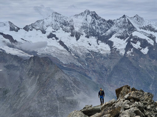 2025:07: Kurz vor dem Gipfel des Almagellerhorns. Im Hintergrund das Mischabel-Massiv (CH/VS)
