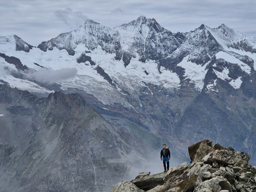 2025:07: Kurz vor dem Gipfel des Almagellerhorns. Im Hintergrund das Mischabel-Massiv (CH/VS)