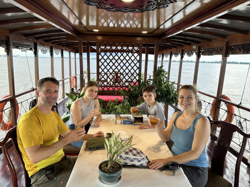 Welcome Drink auf der Dragon Eyes - unser Luxusschiff für die nächsten Tage.