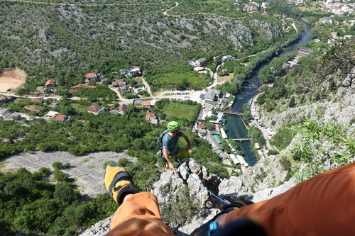 2025/05: Hoch über der Karstquelle der Buna und der Ortschaft Blagaj in Bosnien Herzegowina (BIH/Blagaj)