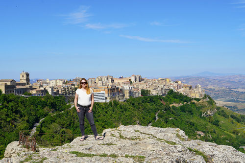 Tanja auf dem Monte Giuliano. Im Hintergrund die Provinzhauptstadt Enna.