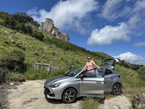 Am kleinen Parkplatz unterhalb des Rocca Di Dante.