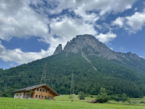 Das Bergmassiv des Pfaffenchopfs vom Haslital aus beäugelt.