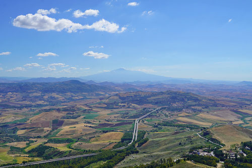 Ein letzter Blick auf das Hinterland und das Vulkanmassiv des Etna vor der Abreise.