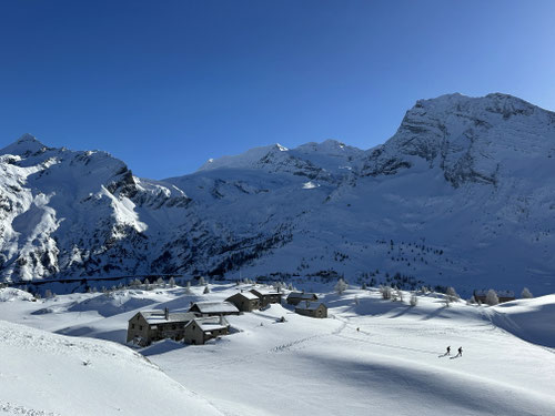2025/02: Blick auf die Bergalp des Simplons. Wasenhorn, M. Leone & Hübschhorn säumen die Bergkulisse (CH/VS)