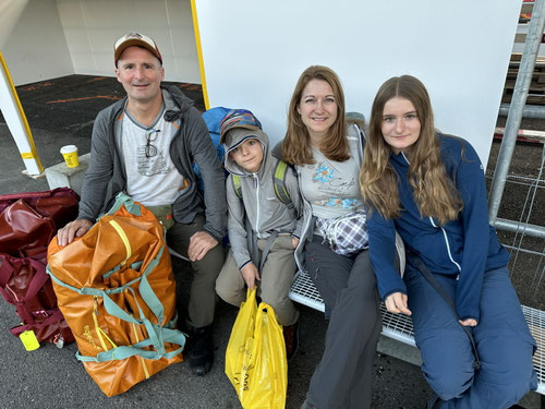 Los geht es! Am Bahnhof von Liestal.