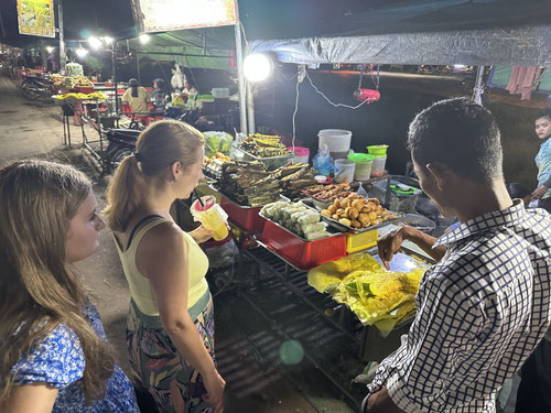 Forget "Cook it, boil it, peel it" - Am Nachtmarkt hatten wir alles gekostet.