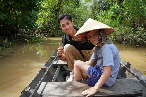 Im Sampan (Kanu) durch die schmalen Nebenarme des Mekong
