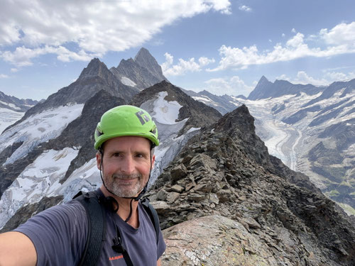 Kurz unter dem Mättenberg-Gipfel. Im Hintergrund Schreckhorn, Ischmeer und Finsteraarhorn