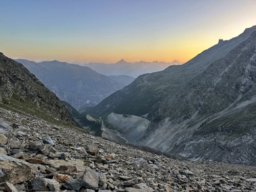 Langsam bricht der Tag an. In der Ferne das markante Bietschhorn.