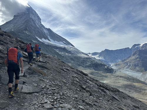 2025/08: Aufstieg zur Hörnlihütte. Rechts das breite Tal des ehemaligen Zmuttgletschers (CH/VS)