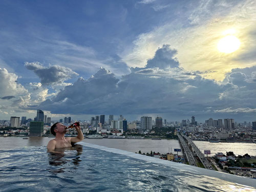 Im Infinity Pool des Peninsula Hotel & Residences in Phnom Penh