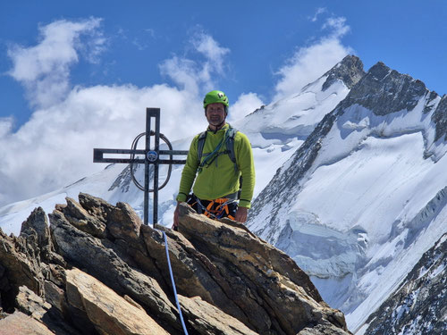 Am Gipfelkreuz des Dirruhorns