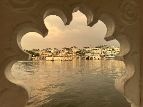 2025/09: Blick vom Hotel Amet Haveli auf den Pichola-See (Udaipur/Rajasthan/Indien)