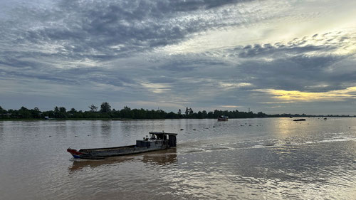Am frühen Morgen auf dem Mekong