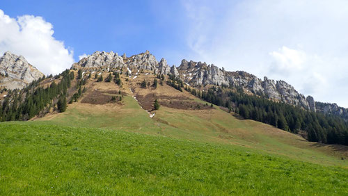 Blick auf die skurrilen Felswände und Formationen.